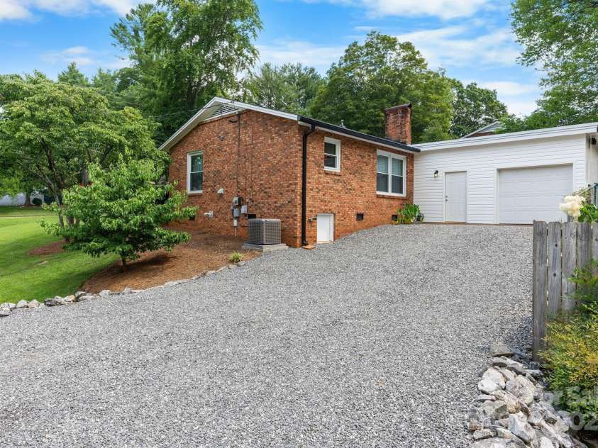 1071 12th Avenue, Hickory, NC 28601.  MLS# CAR4285416, YatesRealty ID 33898. 