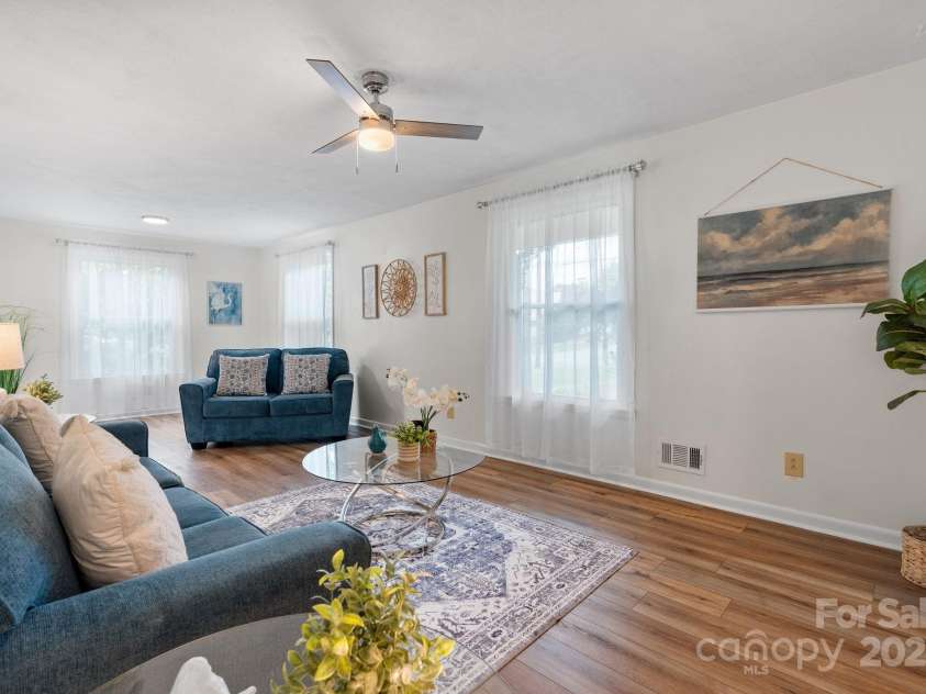 1071 12th Avenue, Hickory, NC 28601.  MLS# CAR4285416, YatesRealty ID 33898. 