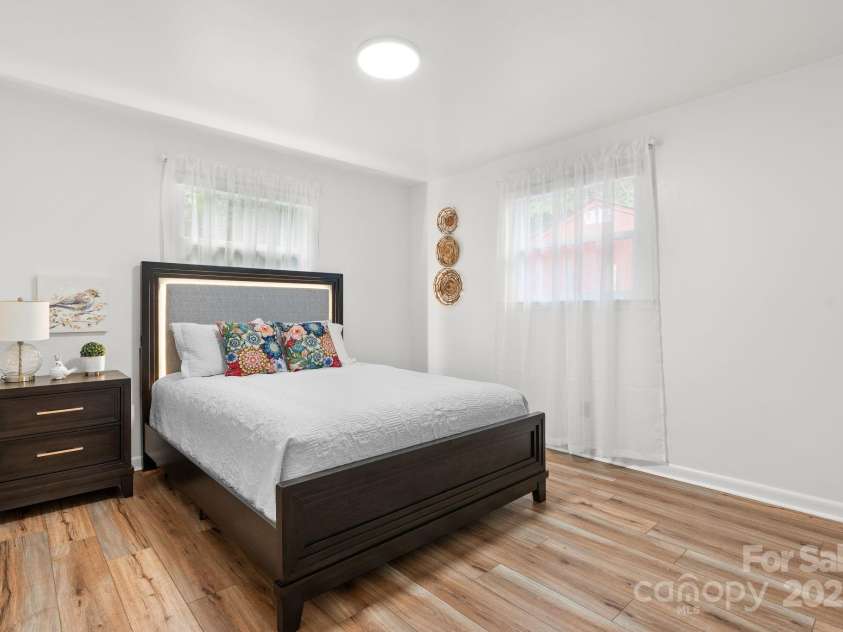 1071 12th Avenue, Hickory, NC 28601.  MLS# CAR4285416, YatesRealty ID 33898. 