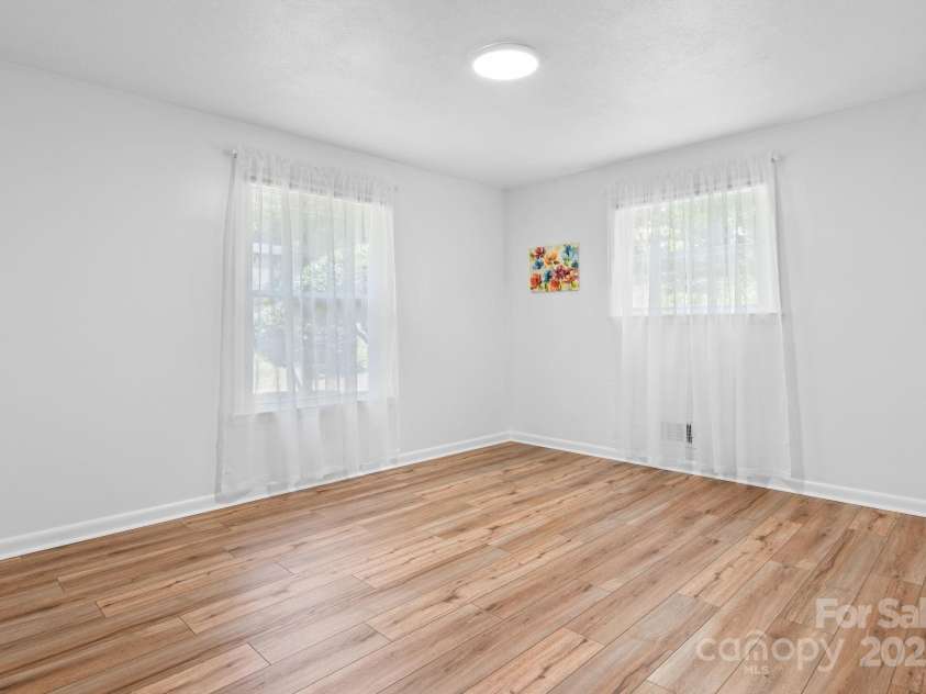 1071 12th Avenue, Hickory, NC 28601.  MLS# CAR4285416, YatesRealty ID 33898. 