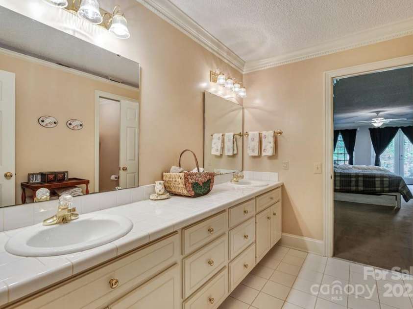 201 Hughes Creek, Columbus, NC 28722.  MLS# CAR4259120, YatesRealty ID 339. Jack & Jill Bathroom between Bedrooms 3 & 4