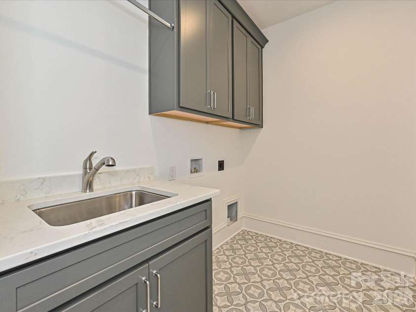 2205 Shenandoah Avenue, Charlotte, NC 28205.  MLS# CAR4384232, YatesRealty ID 33902. Large Laundry Room