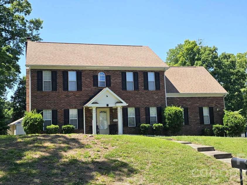2425 Katherine Kiker Road, Charlotte, NC 28213.  MLS# CAR4395757, YatesRealty ID 33903. 