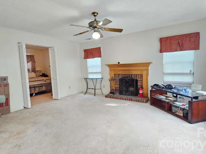 2425 Katherine Kiker Road, Charlotte, NC 28213.  MLS# CAR4395757, YatesRealty ID 33903. 