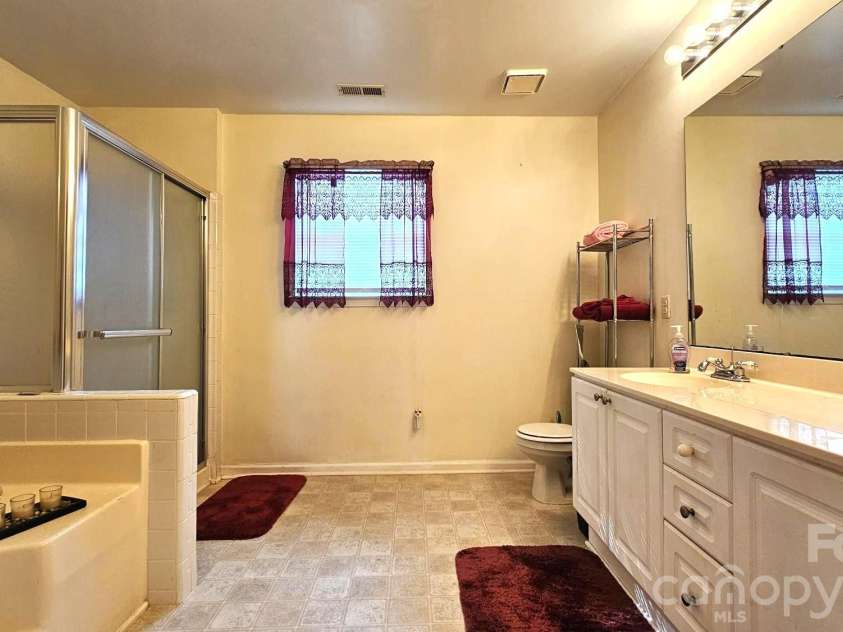 2425 Katherine Kiker Road, Charlotte, NC 28213.  MLS# CAR4395757, YatesRealty ID 33903. 