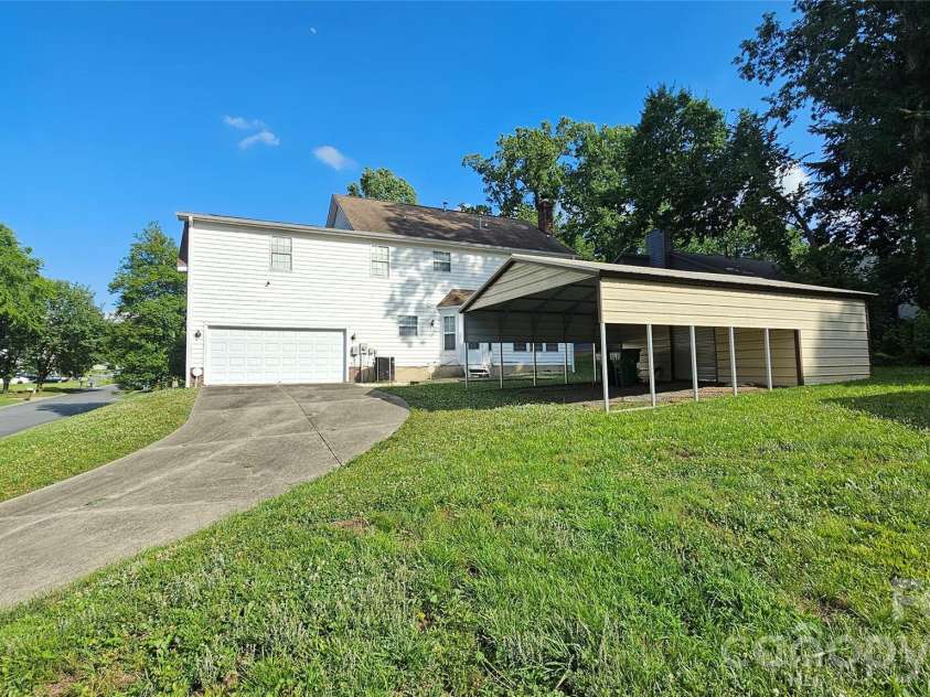 2425 Katherine Kiker Road, Charlotte, NC 28213.  MLS# CAR4395757, YatesRealty ID 33903. 