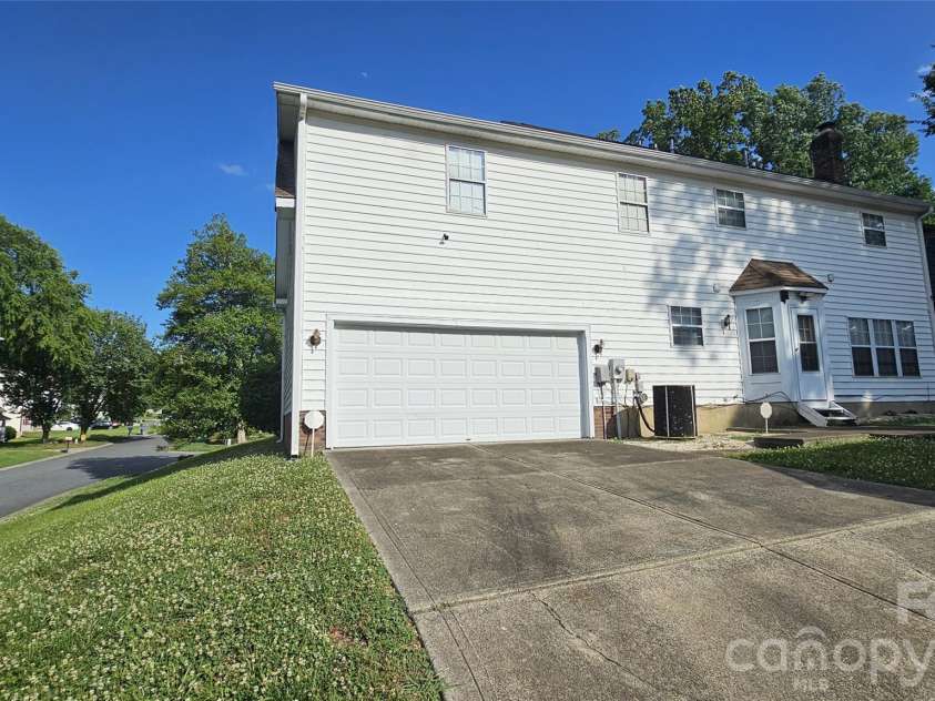 2425 Katherine Kiker Road, Charlotte, NC 28213.  MLS# CAR4395757, YatesRealty ID 33903. 