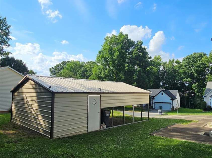 2425 Katherine Kiker Road, Charlotte, NC 28213.  MLS# CAR4395757, YatesRealty ID 33903. 