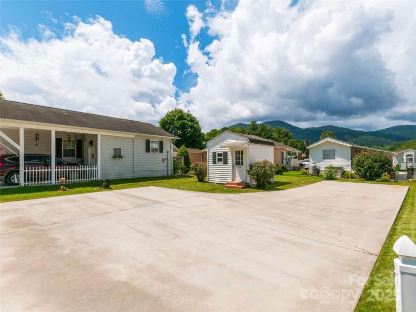 158 & 161 Summer Place Drive, Waynesville, NC 28785.  MLS# CAR4293767, YatesRealty ID 33906. 