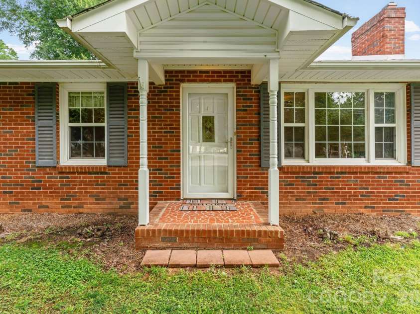 301 Milling Road, Mocksville, NC 27028.  MLS# CAR4398389, YatesRealty ID 33907. 