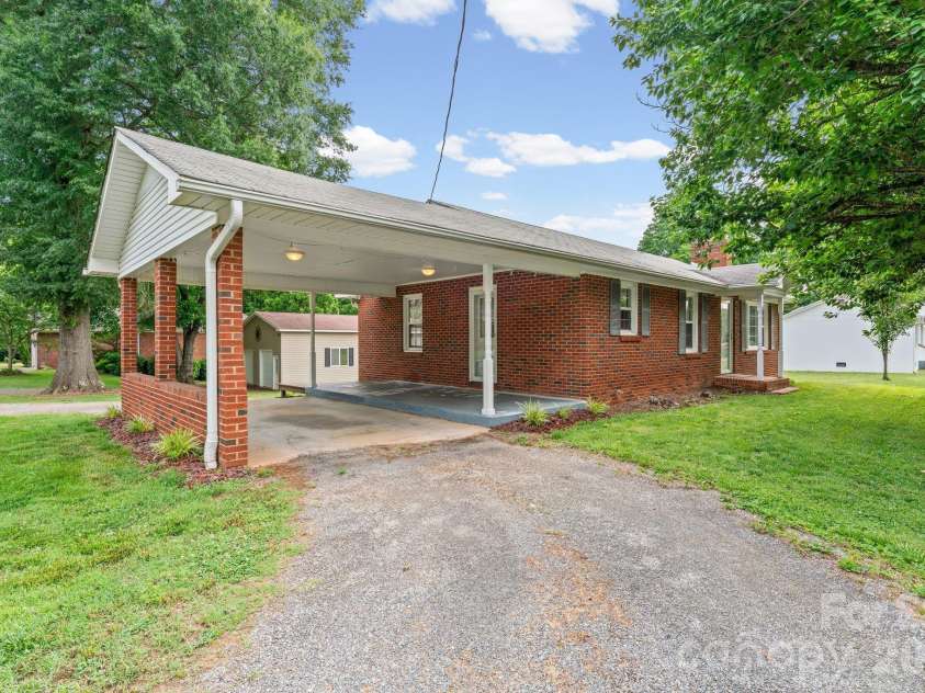 301 Milling Road, Mocksville, NC 27028.  MLS# CAR4398389, YatesRealty ID 33907. 