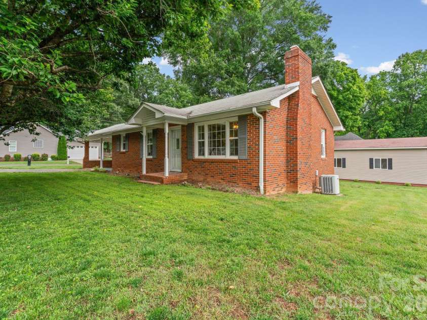 301 Milling Road, Mocksville, NC 27028.  MLS# CAR4398389, YatesRealty ID 33907. 