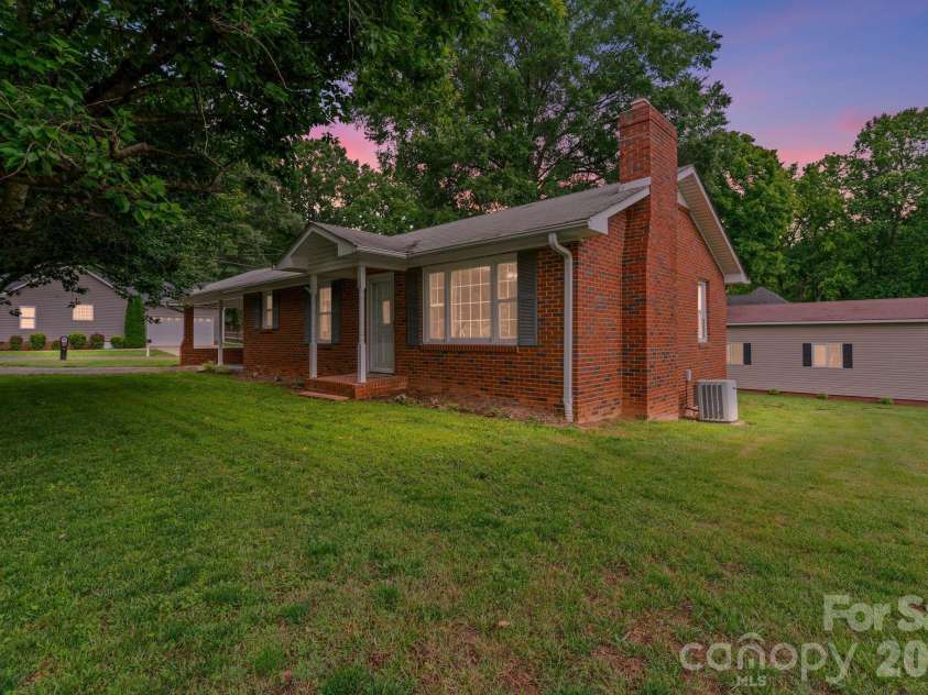 301 Milling Road, Mocksville, NC 27028.  MLS# CAR4398389, YatesRealty ID 33907. 