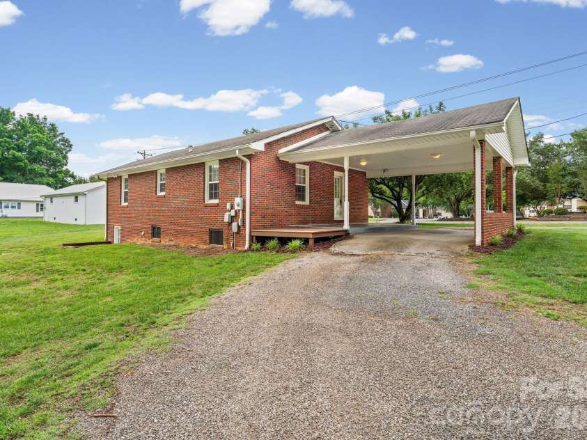301 Milling Road, Mocksville, NC 27028.  MLS# CAR4398389, YatesRealty ID 33907. 