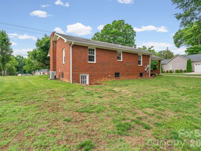 301 Milling Road, Mocksville, NC 27028.  MLS# CAR4398389, YatesRealty ID 33907. 