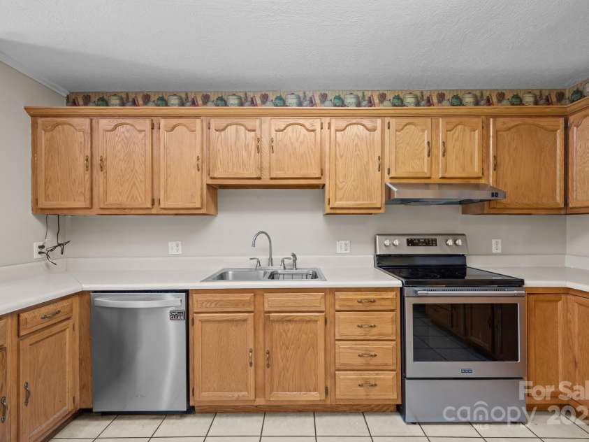 73 Waters Road, Asheville, NC 28805.  MLS# CAR4272719, YatesRealty ID 33907. Wrap-Around Kitchen