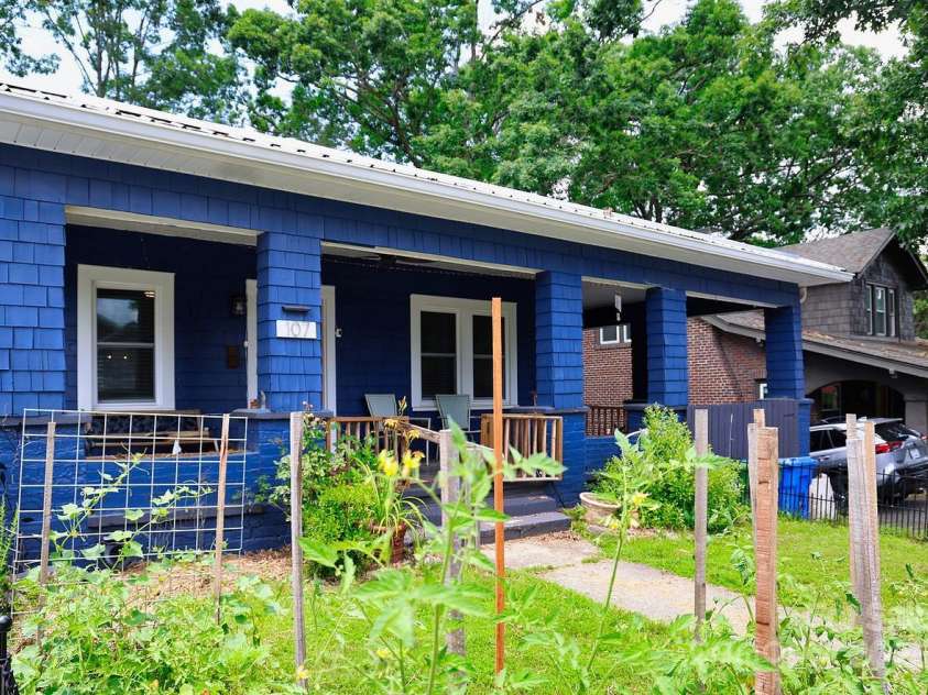 107 Riverview Drive, Asheville, NC 28806.  MLS# CAR4275298, YatesRealty ID 33909. Historic Cottage in West Asheville near River Arts District
