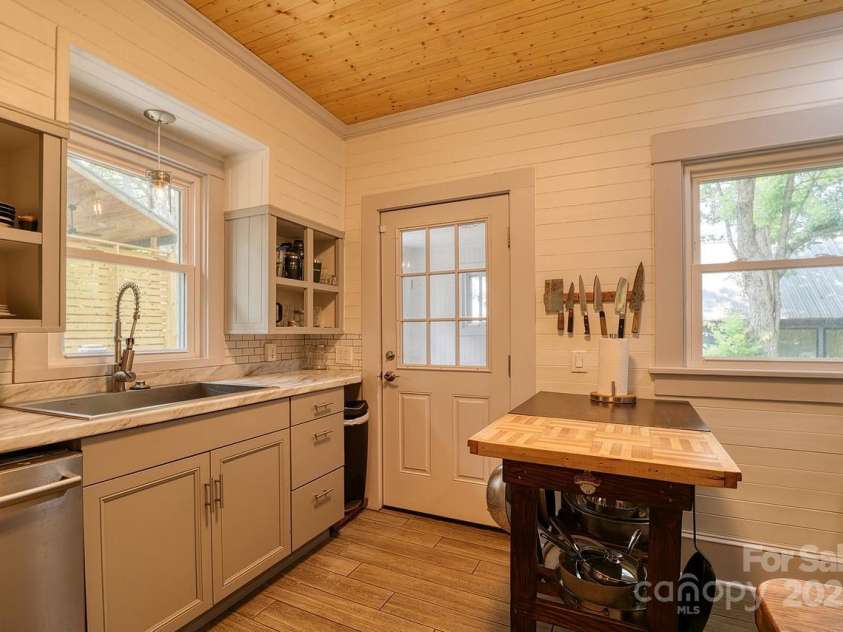 107 Riverview Drive, Asheville, NC 28806.  MLS# CAR4275298, YatesRealty ID 33909. Kitchen