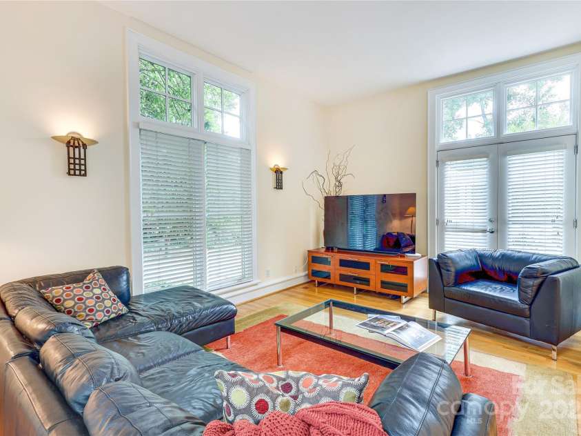 1239 Belgrave Place, Charlotte, NC 28203.  MLS# CAR4291234, YatesRealty ID 33913. 