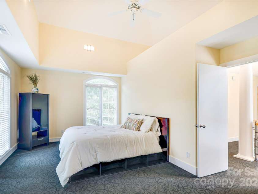 1239 Belgrave Place, Charlotte, NC 28203.  MLS# CAR4291234, YatesRealty ID 33913. 