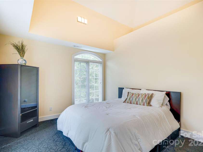 1239 Belgrave Place, Charlotte, NC 28203.  MLS# CAR4291234, YatesRealty ID 33913. 