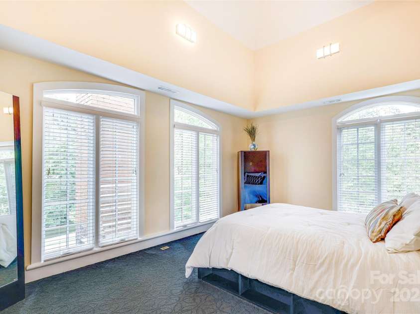 1239 Belgrave Place, Charlotte, NC 28203.  MLS# CAR4291234, YatesRealty ID 33913. 