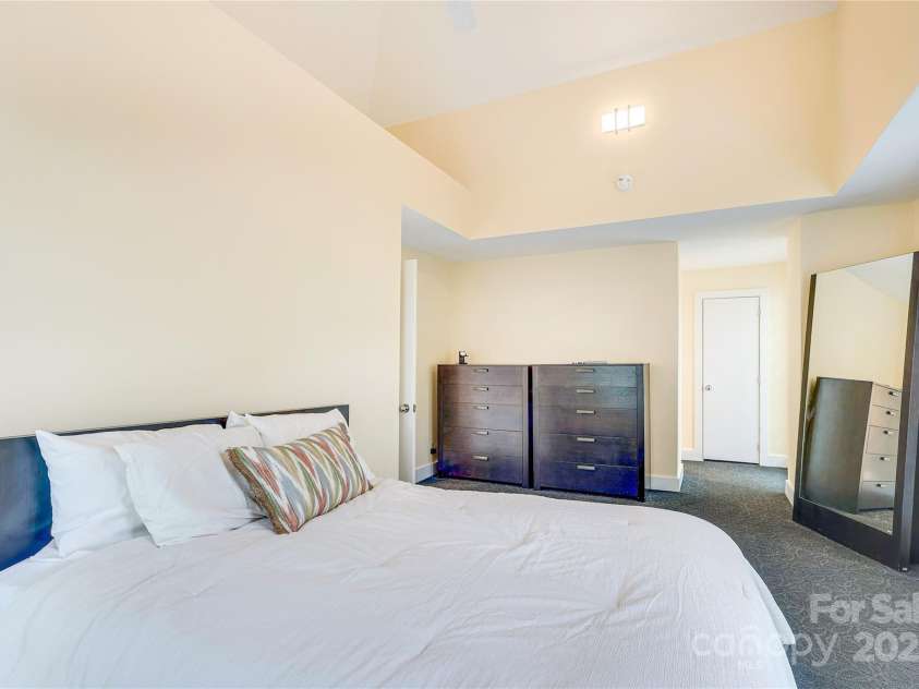 1239 Belgrave Place, Charlotte, NC 28203.  MLS# CAR4291234, YatesRealty ID 33913. 