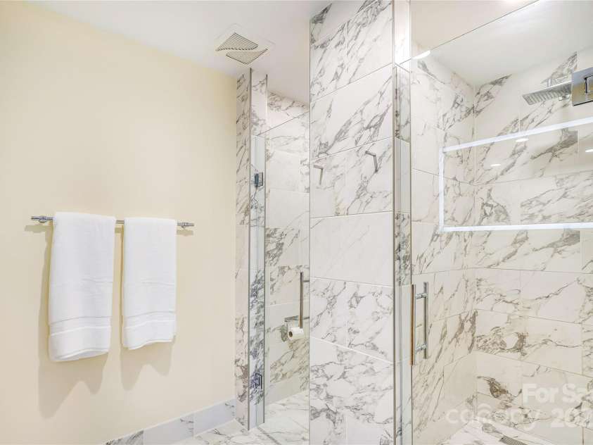 1239 Belgrave Place, Charlotte, NC 28203.  MLS# CAR4291234, YatesRealty ID 33913. 