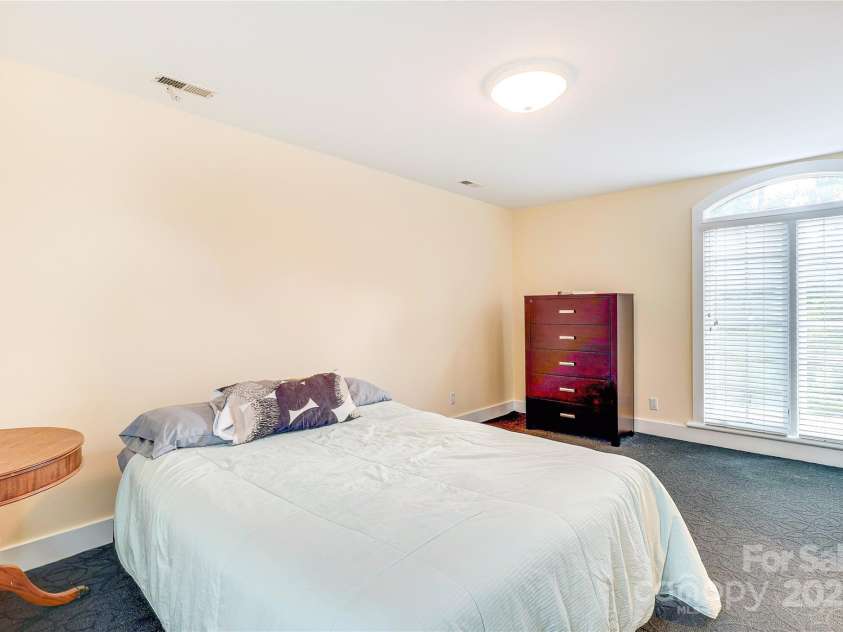 1239 Belgrave Place, Charlotte, NC 28203.  MLS# CAR4291234, YatesRealty ID 33913. 