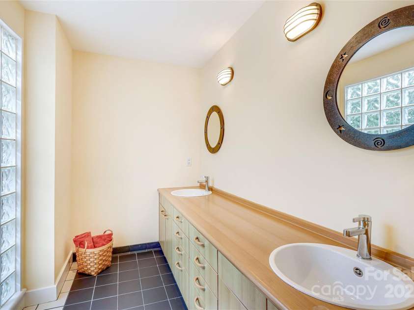 1239 Belgrave Place, Charlotte, NC 28203.  MLS# CAR4291234, YatesRealty ID 33913. 