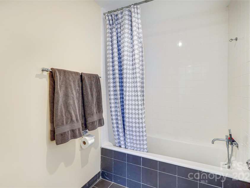 1239 Belgrave Place, Charlotte, NC 28203.  MLS# CAR4291234, YatesRealty ID 33913. 