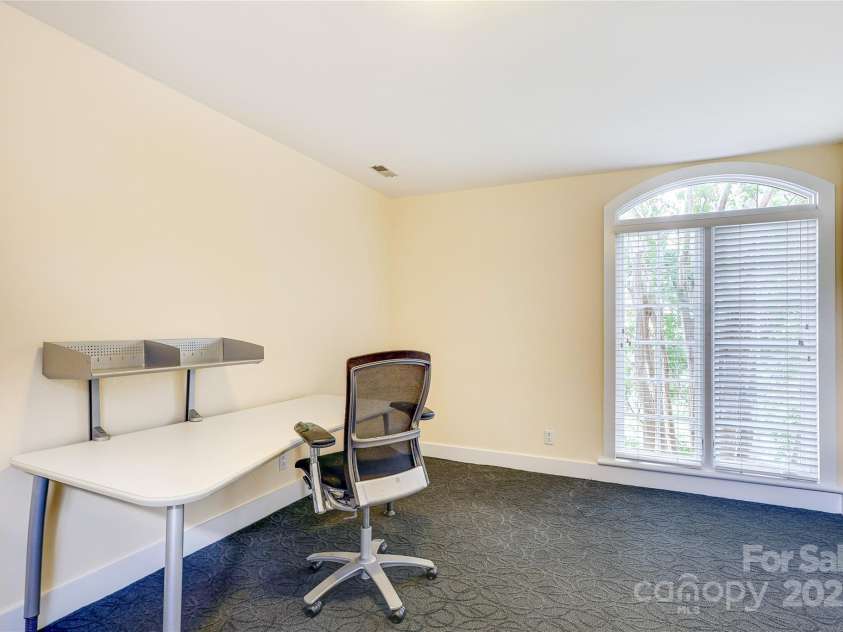 1239 Belgrave Place, Charlotte, NC 28203.  MLS# CAR4291234, YatesRealty ID 33913. 