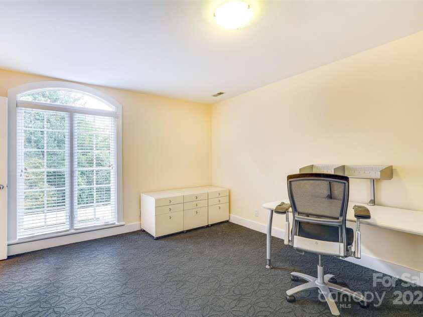 1239 Belgrave Place, Charlotte, NC 28203.  MLS# CAR4291234, YatesRealty ID 33913. 