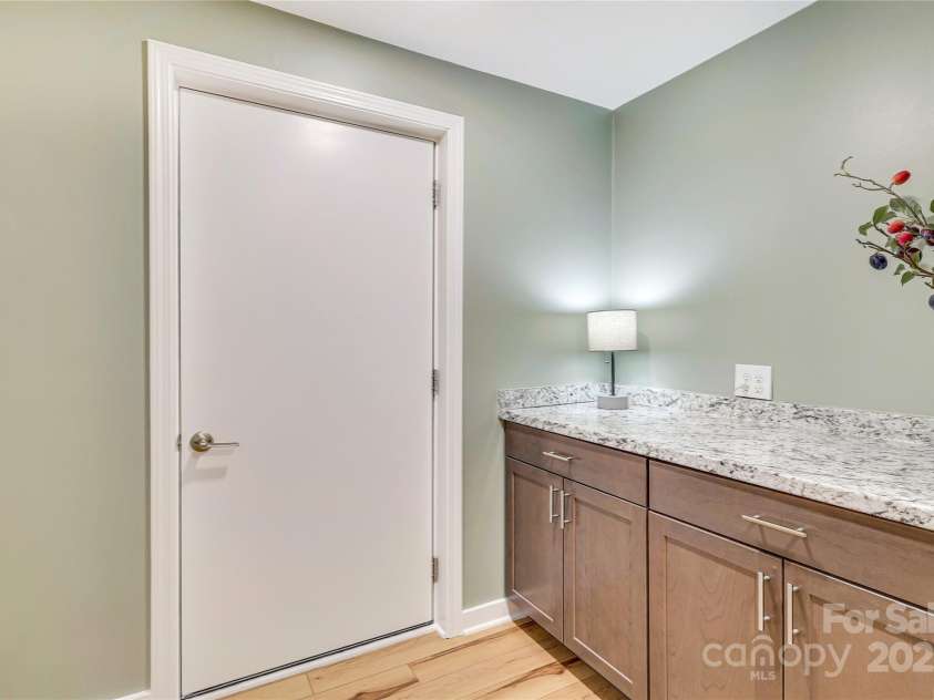 1239 Belgrave Place, Charlotte, NC 28203.  MLS# CAR4291234, YatesRealty ID 33913. 