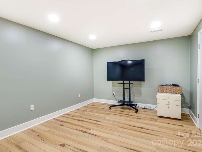 1239 Belgrave Place, Charlotte, NC 28203.  MLS# CAR4291234, YatesRealty ID 33913. 