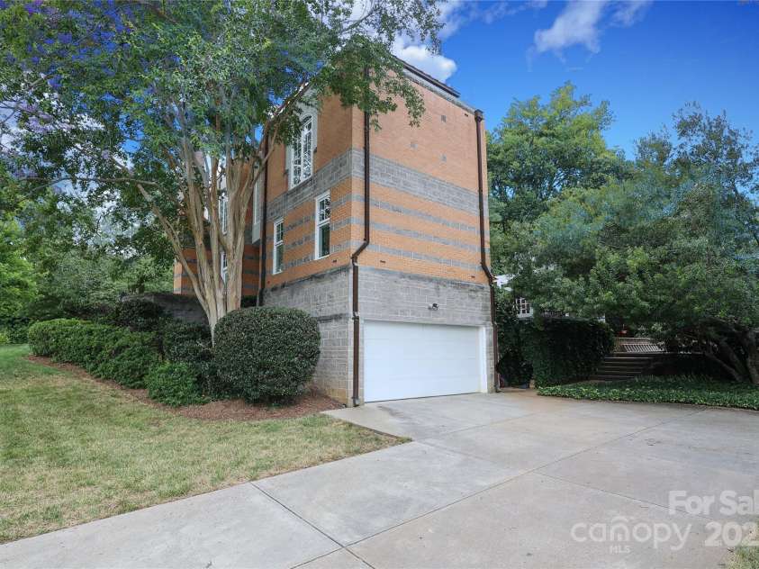 1239 Belgrave Place, Charlotte, NC 28203.  MLS# CAR4291234, YatesRealty ID 33913. 