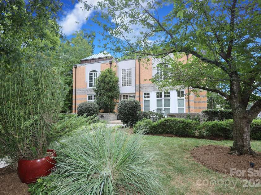 1239 Belgrave Place, Charlotte, NC 28203.  MLS# CAR4291234, YatesRealty ID 33913. 