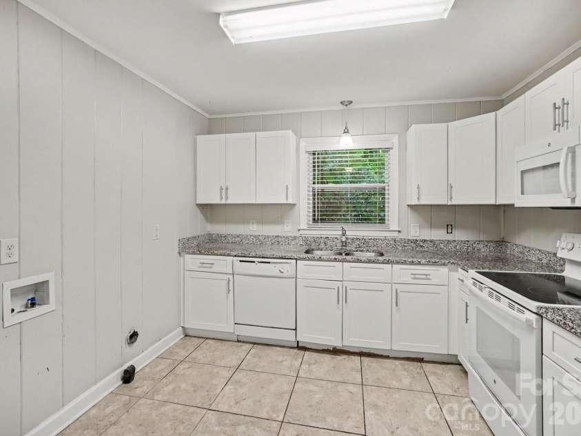 3700 Sargeant Drive, Charlotte, NC 28217.  MLS# CAR4396156, YatesRealty ID 33913. 