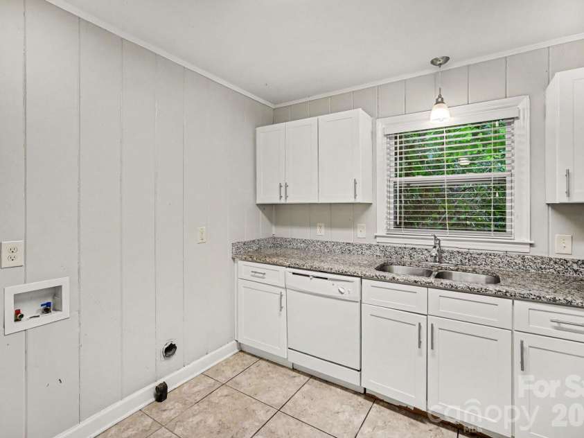 3700 Sargeant Drive, Charlotte, NC 28217.  MLS# CAR4396156, YatesRealty ID 33913. 