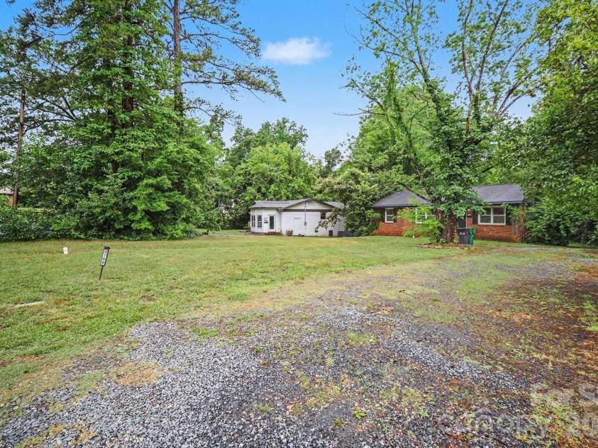 3700 Sargeant Drive, Charlotte, NC 28217.  MLS# CAR4396156, YatesRealty ID 33913. 