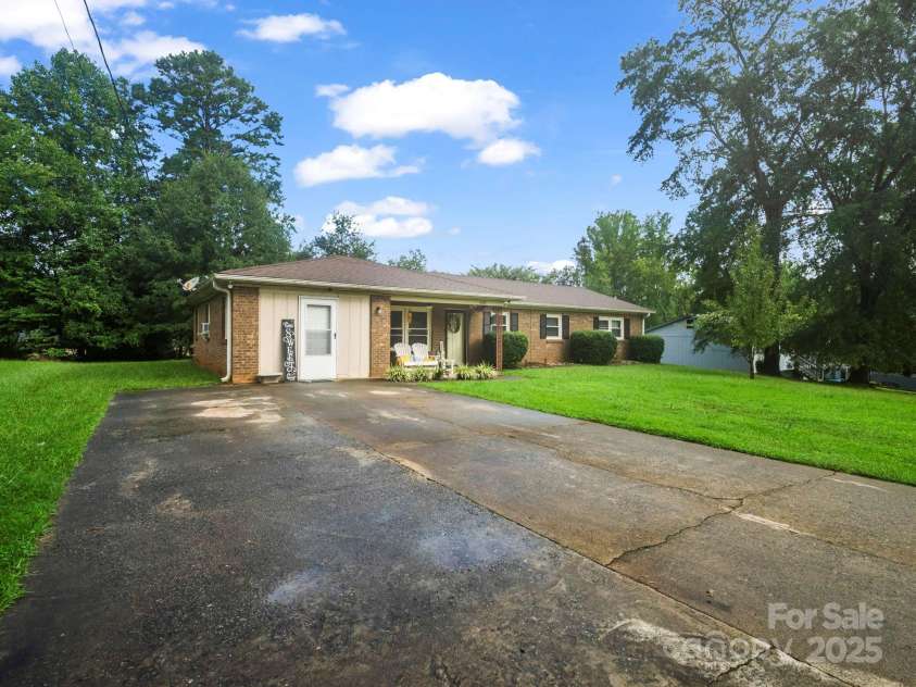 119 Oak Hill Drive, Forest City, NC 28043.  MLS# CAR4292110, YatesRealty ID 33914. 