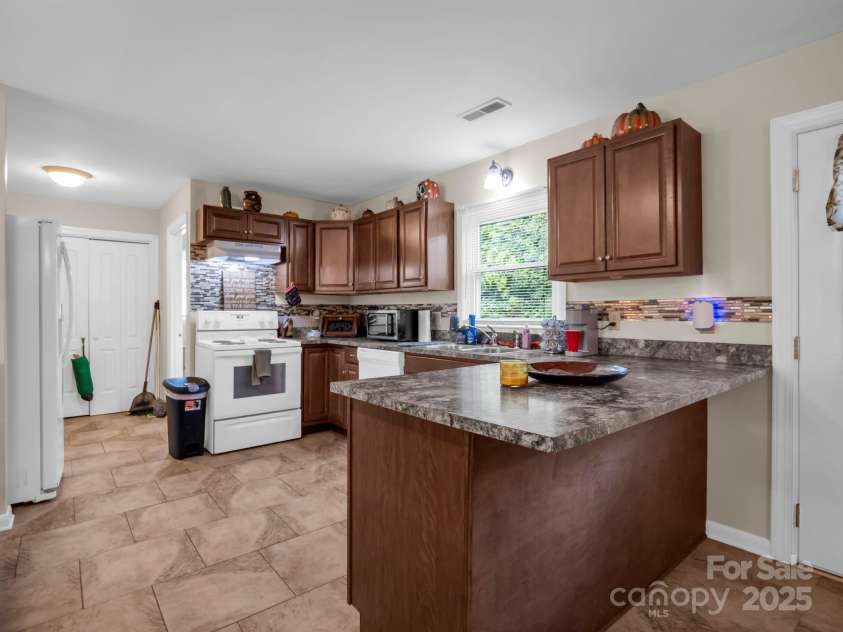 119 Oak Hill Drive, Forest City, NC 28043.  MLS# CAR4292110, YatesRealty ID 33914. 