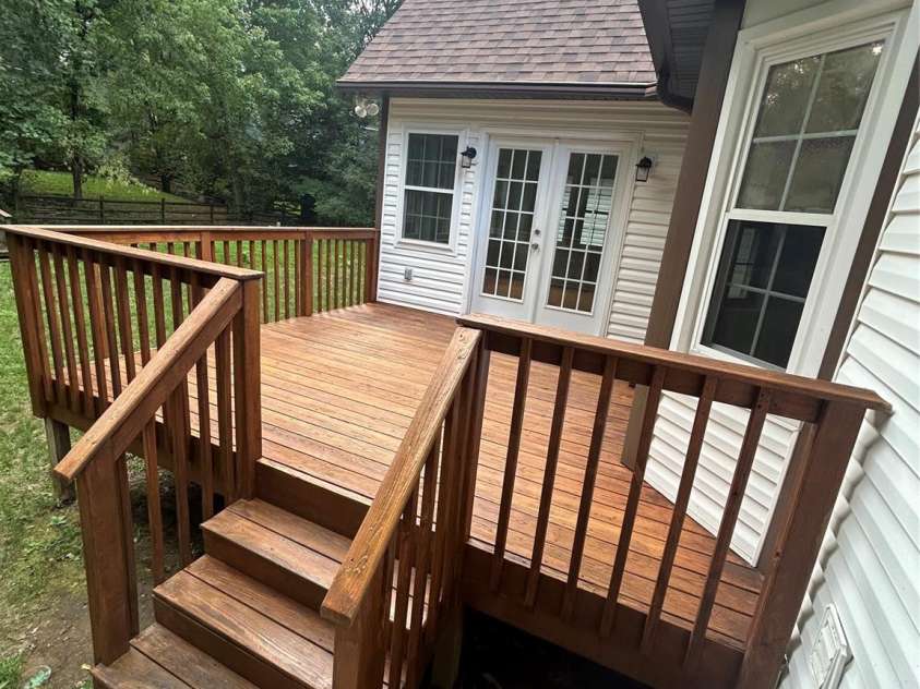 5812 Chapel Creek Court, Charlotte, NC 28226.  MLS# CAR4293995, YatesRealty ID 33915. Back deck