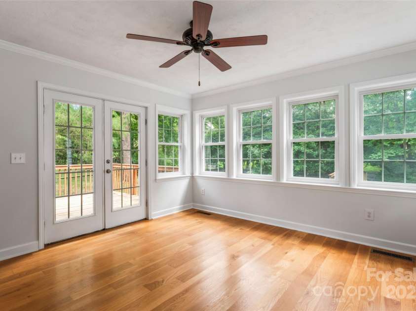5812 Chapel Creek Court, Charlotte, NC 28226.  MLS# CAR4293995, YatesRealty ID 33915. Beautiful and peaceful Sunroom