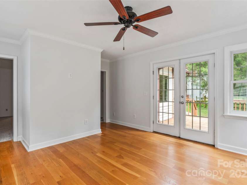 5812 Chapel Creek Court, Charlotte, NC 28226.  MLS# CAR4293995, YatesRealty ID 33915. Beautiful and peaceful Sunroom