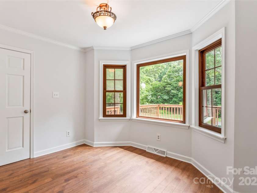 5812 Chapel Creek Court, Charlotte, NC 28226.  MLS# CAR4293995, YatesRealty ID 33915. Breakfast Area