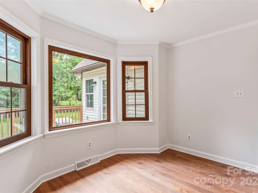 5812 Chapel Creek Court, Charlotte, NC 28226.  MLS# CAR4293995, YatesRealty ID 33915. Breakfast Area