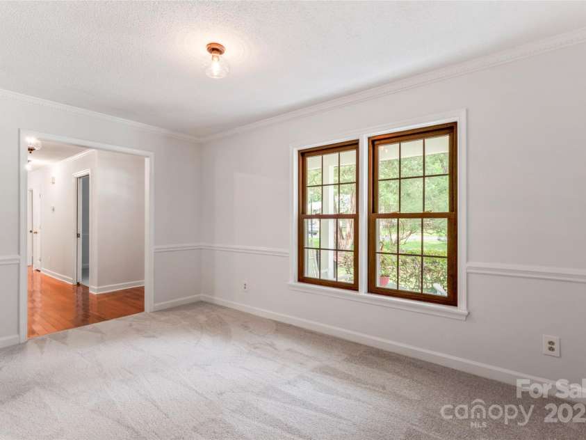 5812 Chapel Creek Court, Charlotte, NC 28226.  MLS# CAR4293995, YatesRealty ID 33915. Dining room