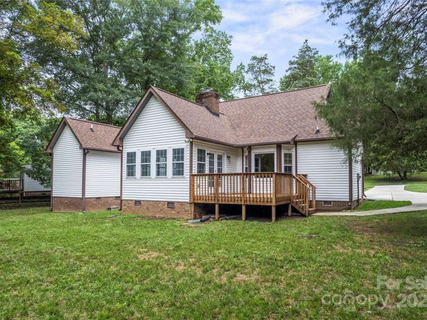 5812 Chapel Creek Court, Charlotte, NC 28226.  MLS# CAR4293995, YatesRealty ID 33915. Exterior Back