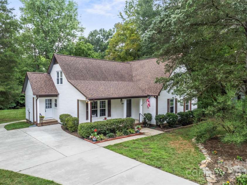 5812 Chapel Creek Court, Charlotte, NC 28226.  MLS# CAR4293995, YatesRealty ID 33915. Exterior Front